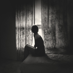bed-black-and-white-girl-window-favim-com-178300-8288